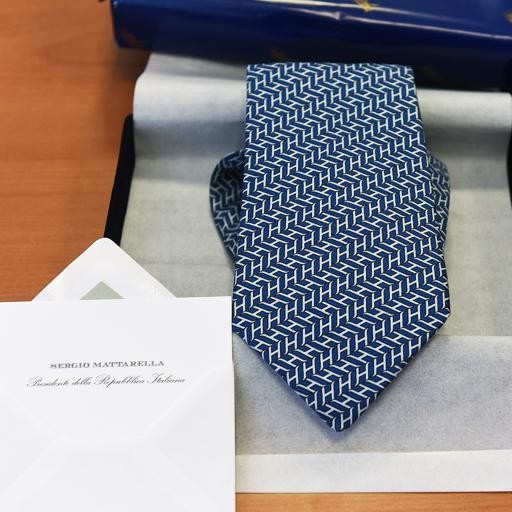 Cravatta di Mattarella e cartolina del Papa Rarità all'asta (benefica) del  «Pesenti» - Cronaca, Bergamo