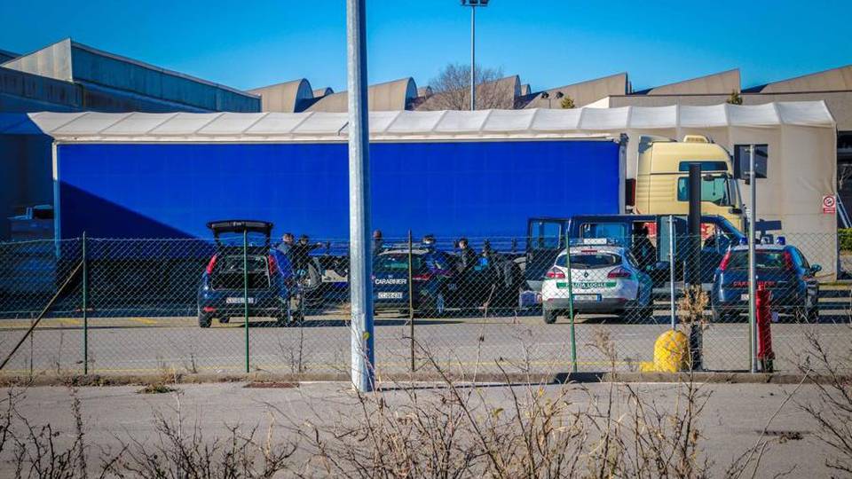 Stezzano, 8 clandestini nel Tir Arrestato l’autista bulgaro Stezzano, 8 clandestini nel Tir Arrestato l’autista bulgaro