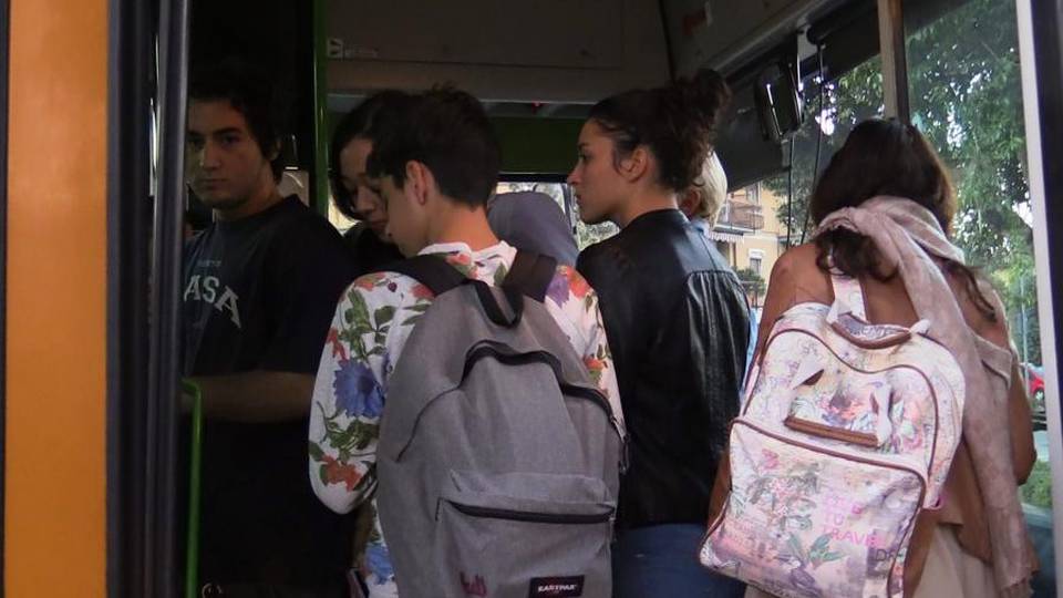 A scuola senza smog? La decisione di Atb «Bambino e adulto gratis su bus e tram» A scuola senza smog? La decisione di Atb «Bambino e adulto gratis su bus e tram»