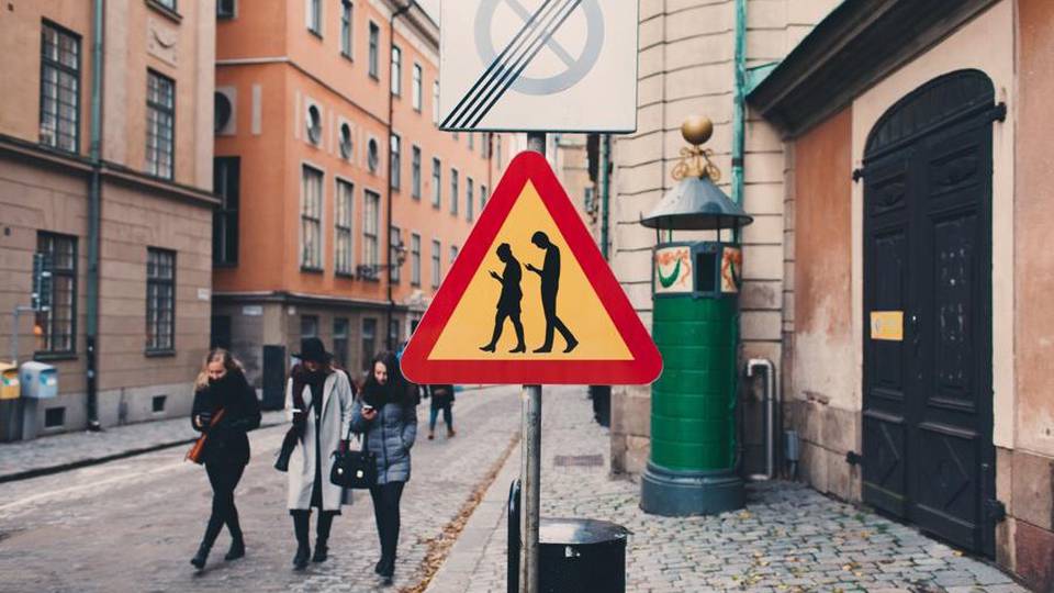 Più incidenti da pedoni che alla guida Smartphone, segnali stradali in Svezia Più incidenti da pedoni che alla guida Smartphone, segnali stradali in Svezia