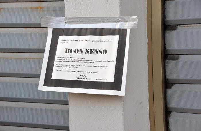 Un cartello annuncia il «funerale» del buonsenso