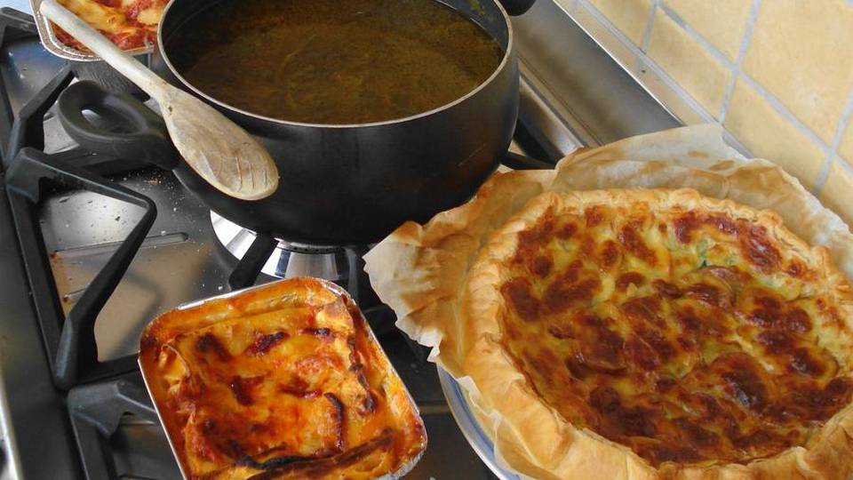 I nonni insegnano a cucinare ai ragazzi E i piatti vanno ai bisognosi di Monterosso I nonni insegnano a cucinare ai ragazzi E i piatti vanno ai bisognosi di Monterosso