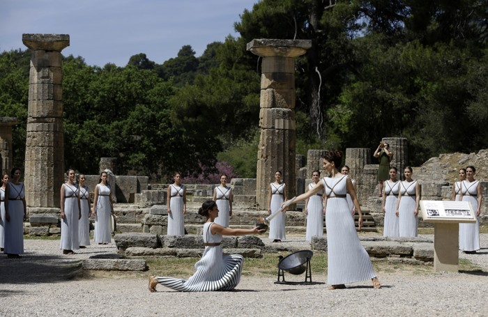 Katerina Lehou, nei panni della Grande Sacerdotessa. Il primo tedoforo sarà il ginnasta Lefteris Petrounias