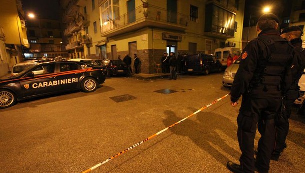 Napoli,raffiche mitra contro stazione cc
