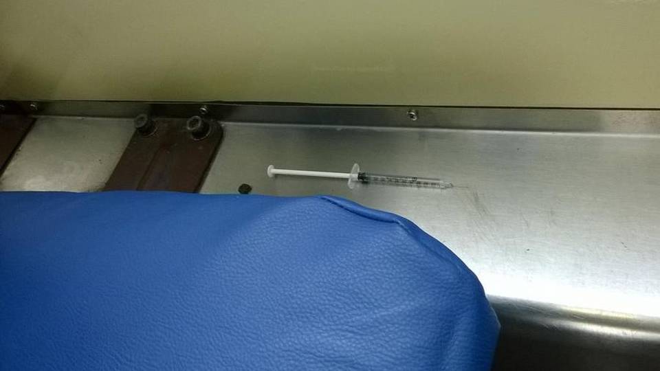 Degrado e disperazione in carrozza «Ancora una siringa sul treno» - Video Degrado e disperazione in carrozza «Ancora una siringa sul treno» - Video