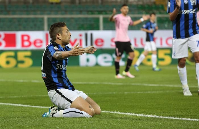 Gomez si lamenta, ma l’arbitro ha concesso il rigore