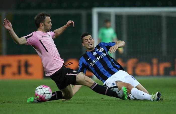 Freuler entra in scivolata