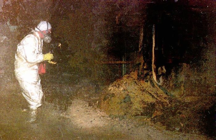 Un tecnico dell’impianto nucleare di Cernobyl mentre misura il livello di radioattività del «sarcofago» del reattore numero 4