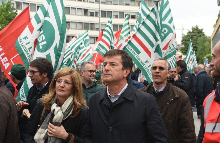 Il corteo Italcementi: i sindaco Gori ed Elena Carnevali Il corteo Italcementi: i sindaco Gori ed Elena Carnevali