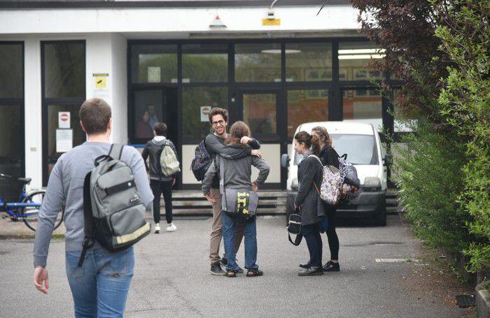 L’abbraccio di uno studente