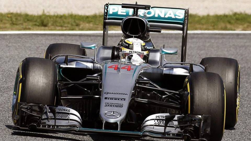 Hamilton in pole position in Spagna Ferrari deludenti: dietro le Red Bull Hamilton in pole position in Spagna Ferrari deludenti: dietro le Red Bull