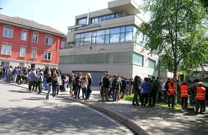 Altro punto di raccolta, davanti alla biblioteca