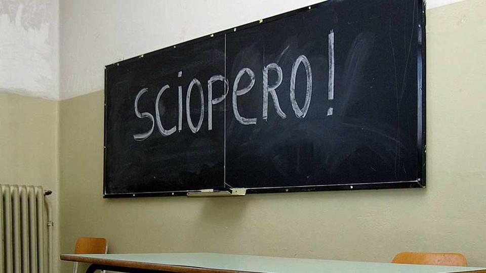 Scuola, venerdì sciopero nazionale Presidio davanti alla Prefettura Scuola, venerdì sciopero nazionale Presidio davanti alla Prefettura