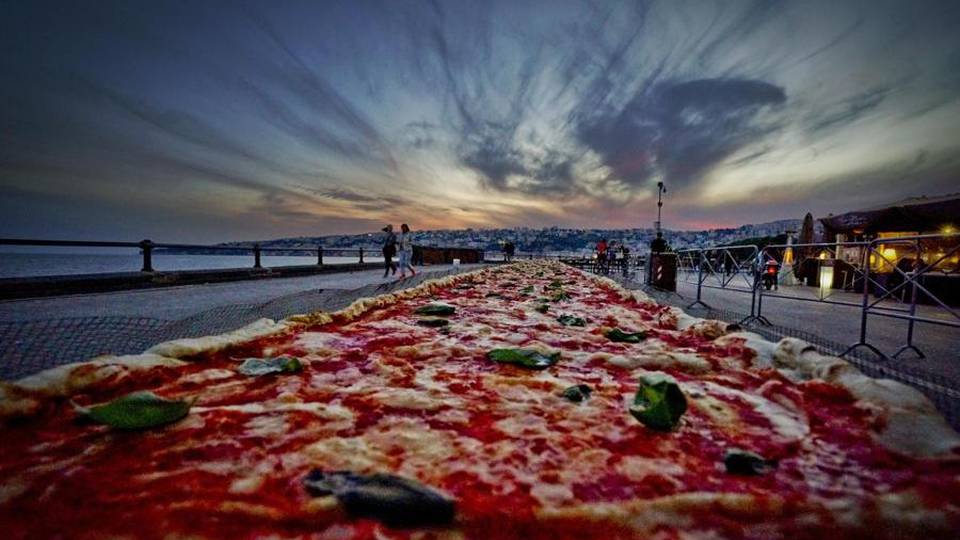 Ecco la pizza più lunga del mondo: 1.853 metri sul lungomare di Napoli Ecco la pizza più lunga del mondo: 1.853 metri sul lungomare di Napoli