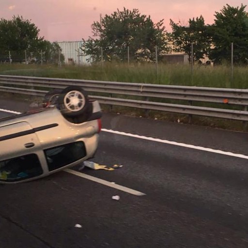 Auto ribaltata in A4 a Trezzo Traffico rallentato verso Bergamo - Cronaca