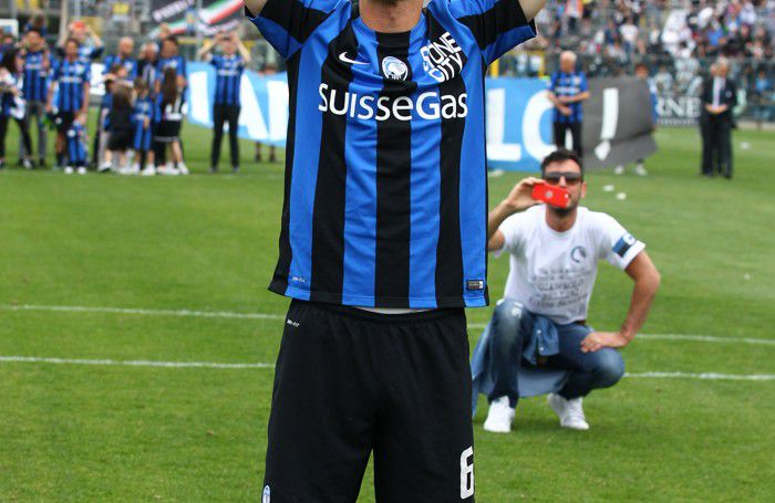 Il difensore dell'Atalanta Gianpaolo Bellini saluta il pubblico visibilmente commosso Il difensore dell'Atalanta Gianpaolo Bellini saluta il pubblico visibilmente commosso