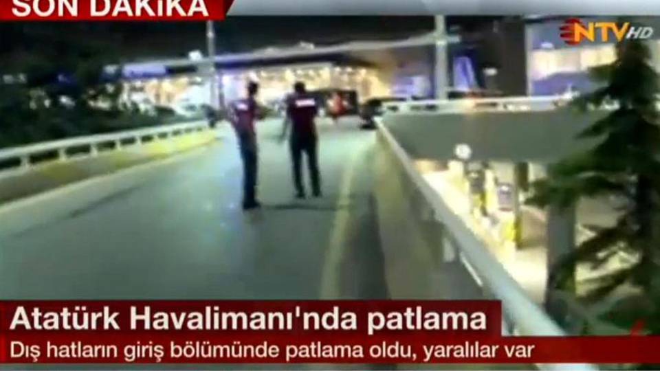 Kamikaze all’aeroporto di Istanbul È strage: «Almeno 28 morti, decine i feriti» Kamikaze all’aeroporto di Istanbul È strage: «Almeno 28 morti, decine i feriti»