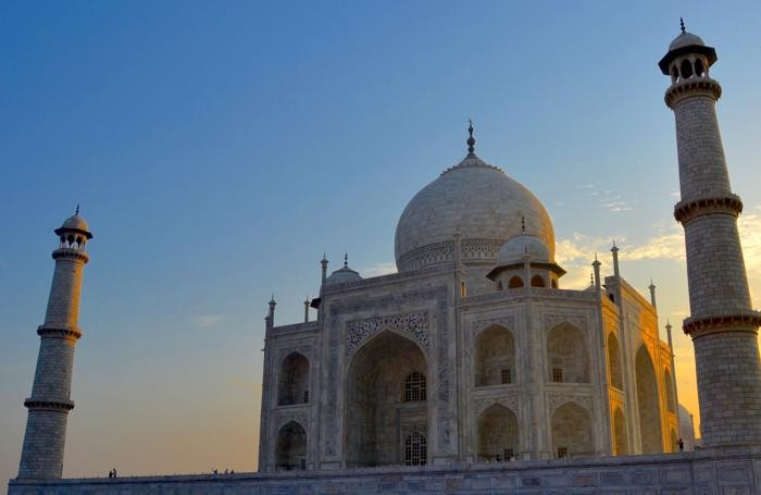 Il Taj Mahal all’alba, quando ancora non è affollato dai turisti.