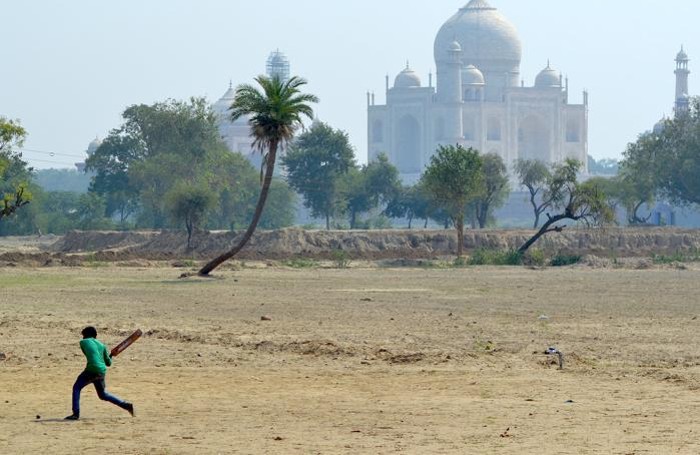 Il Taj Mahal osserva la vita quotidiana dell’India
