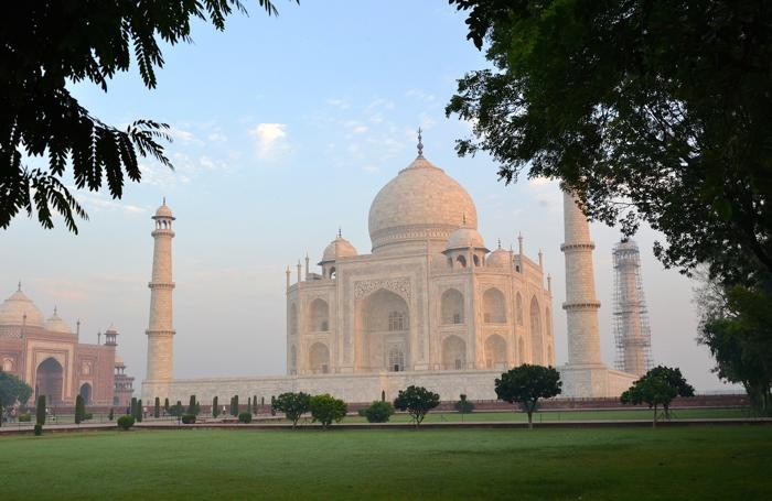 Il Taj Mahal, situato ad Agra, nell’India settentrionale, è il mausoleo fatto costruire nel 1632 dall’imperatore Shah Jahan in memoria della moglie preferita, la principessa Arjumand