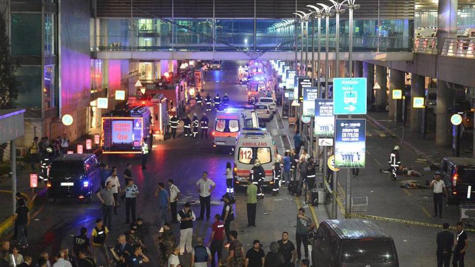 Istanbul, strage all’aeroporto - Video Attentatori uccidono 41 persone Istanbul, strage all’aeroporto - Video Attentatori uccidono 41 persone
