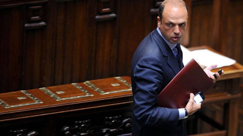 Alfano: «Il rischio di attentati è alto Agenti armati anche fuori servizio» Alfano: «Il rischio di attentati è alto Agenti armati anche fuori servizio»