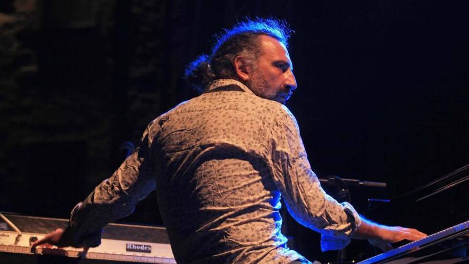 Bollani davanti all’Accademia Carrara La sua musica incanta Bergamo - video Bollani davanti all’Accademia Carrara La sua musica incanta Bergamo - video