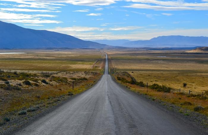 La strada, quasi infinita, che porta da Puerto Natales al Parco Nazionale Torres del Paine