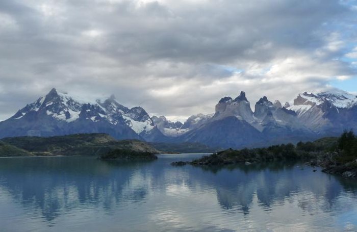 Il massiccio del Paine visto dal lago Pehoé. Frequente la presenza di nubi sulle cime
