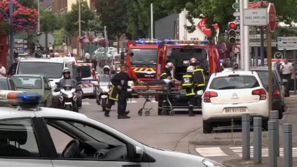 Rouen, gli attentatori erano francesi Uno aveva il braccialetto elettronico Rouen, gli attentatori erano francesi Uno aveva il braccialetto elettronico