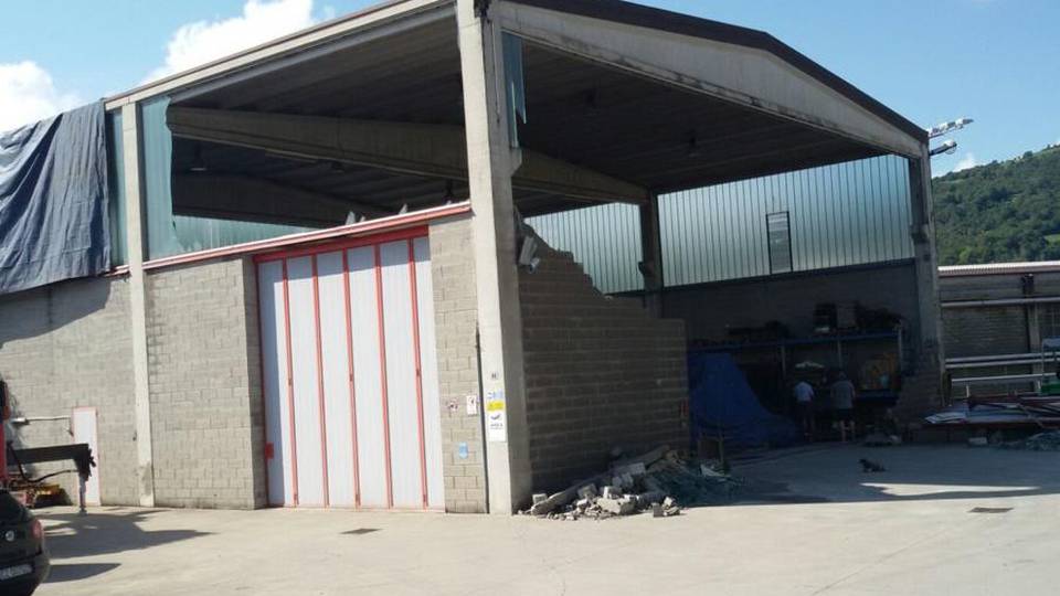 La furia del vento in Val Gandino A Cazzano giù il muro di un capannone La furia del vento in Val Gandino A Cazzano giù il muro di un capannone
