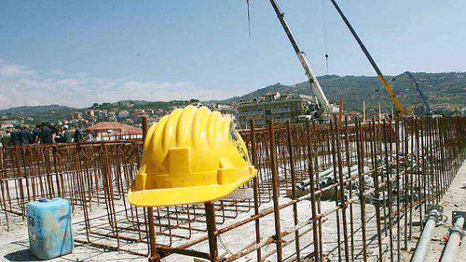 I sindacati: basta morti per cadute dall’alto La sicurezza deve essere prioritaria I sindacati: basta morti per cadute dall’alto La sicurezza deve essere prioritaria