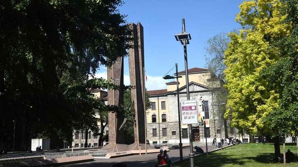 Un selfie e un abbraccio per riprendersi piazzale Alpini Un selfie e un abbraccio per riprendersi piazzale Alpini