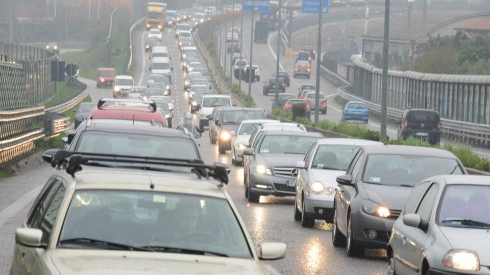 I dati del traffico: meno auto in città Crescono su asse e circonvallazione I dati del traffico: meno auto in città Crescono su asse e circonvallazione