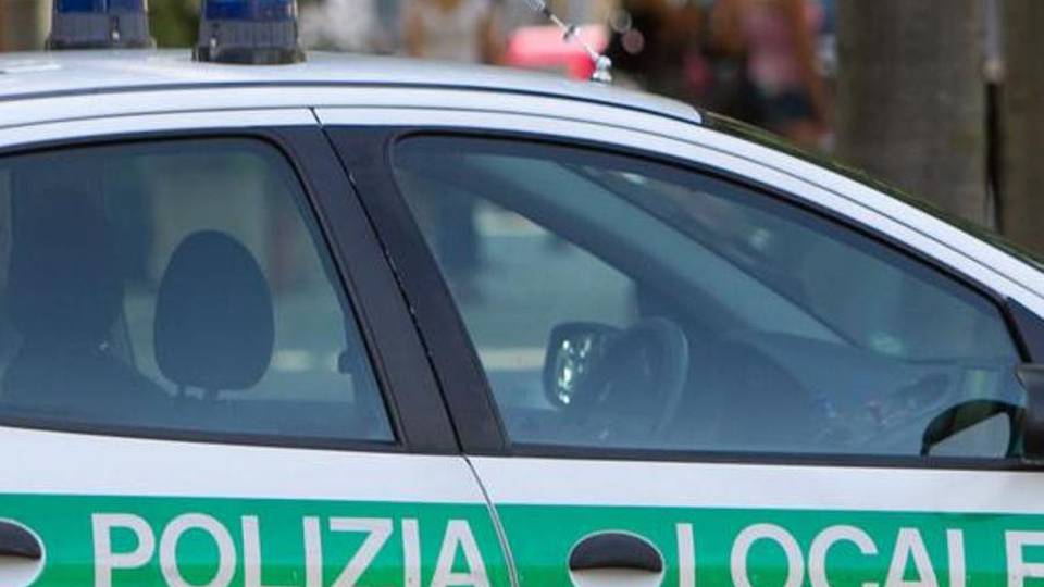 Il Comune non fa nulla, lui sistema selciato E si becca la multa della polizia locale Il Comune non fa nulla, lui sistema selciato E si becca la multa della polizia locale