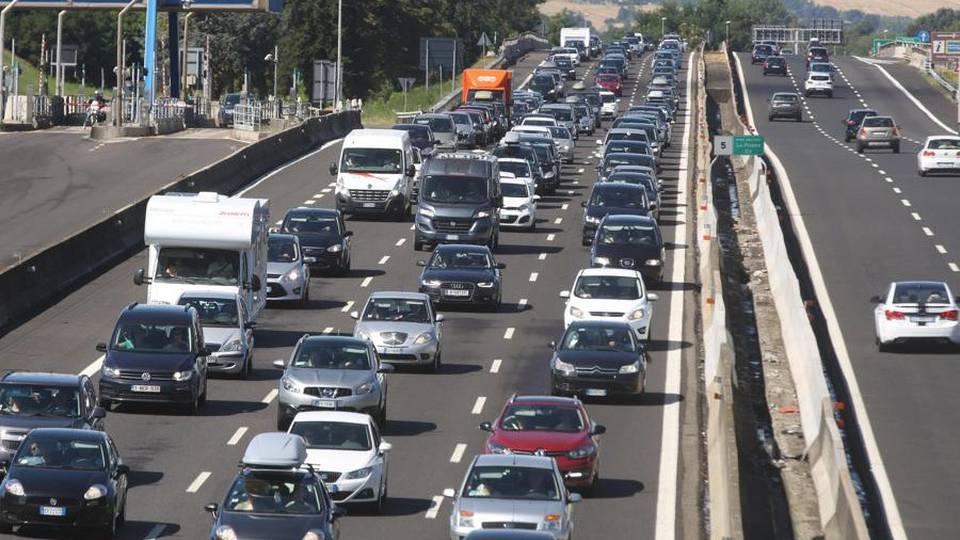 Autostrade, un sabato da bollino nero Esodo agosto: ecco i giorni a rischio code Autostrade, un sabato da bollino nero Esodo agosto: ecco i giorni a rischio code