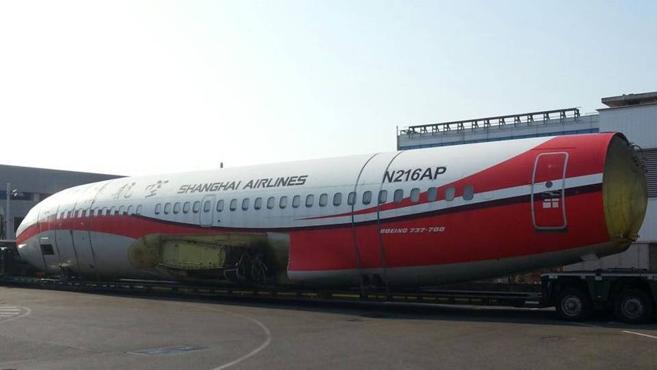 Orio, il Boeing 737 arriva via terra Sarà la scuola dei piloti Ryanair Orio, il Boeing 737 arriva via terra Sarà la scuola dei piloti Ryanair