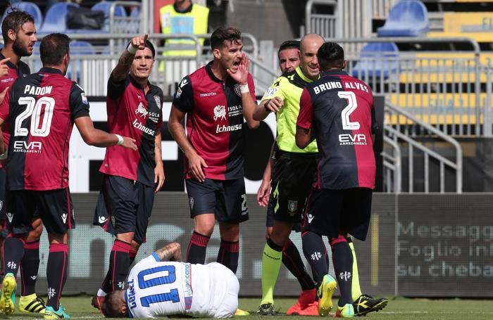 Le proteste del Cagliari per il rigore concesso all’Atalanta Le proteste del Cagliari per il rigore concesso all’Atalanta