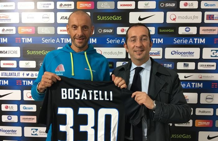 Oliviero Bosatelli premiato per il suo trionfo nel Tor del Geants: 330 km in montagna...