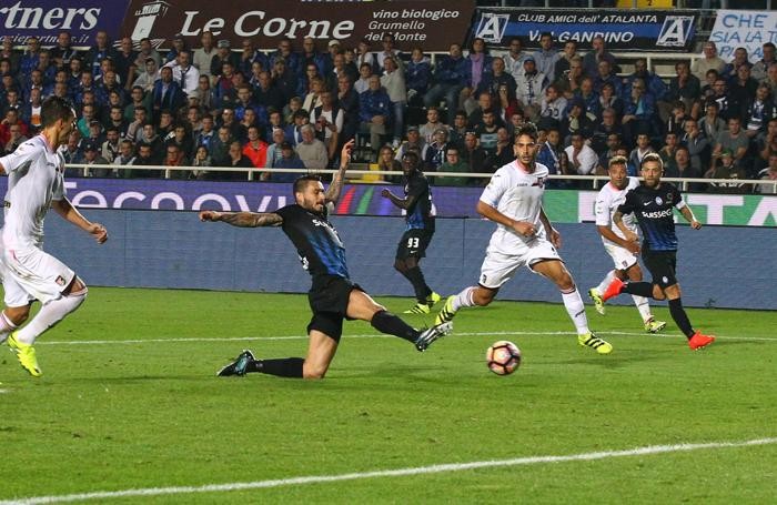 Pinilla in ritardo su un traversone basso di Dramè