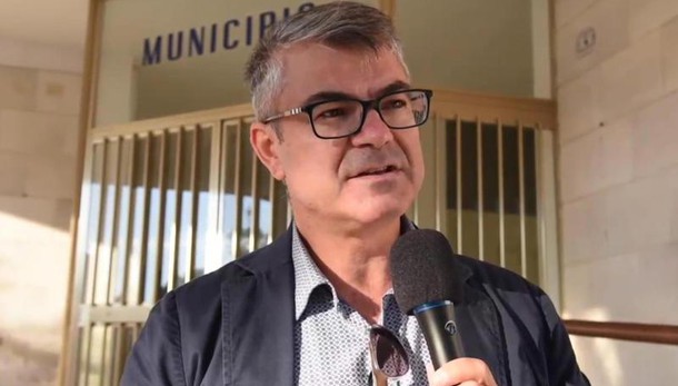 Sindaco accompagna alunni con sua Panda