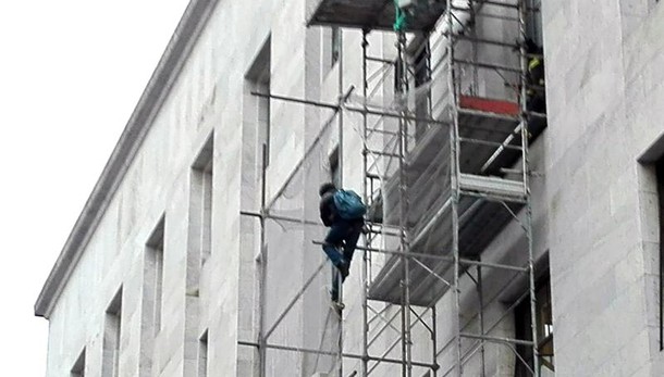 Uomo su impalcatura tribunale, salvato