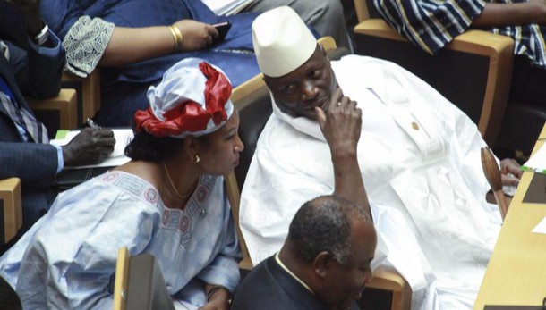 Gambia: Jammeh è in Guinea, proteste