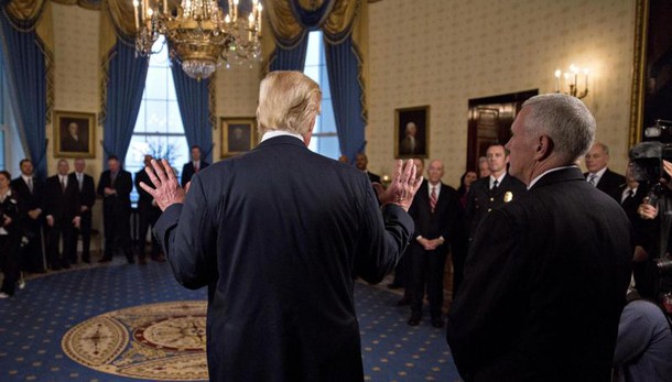Trump a imprenditori, 'assumete in Usa'