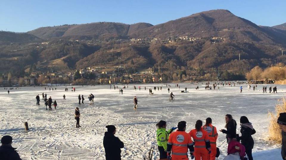 Multare chi sale sul lago ghiacciato? I sindaci: «C’è il rischio rivolta» Multare chi sale sul lago ghiacciato? I sindaci: «C’è il rischio rivolta»