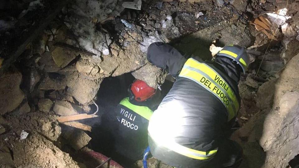 Hotel Rigopiano, recuperati altri tre corpi Le vittime salgono a 21, i dispersi sono 8 Hotel Rigopiano, recuperati altri tre corpi Le vittime salgono a 21, i dispersi sono 8
