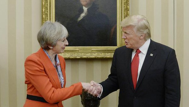 Trump mostra busto Churchill a May