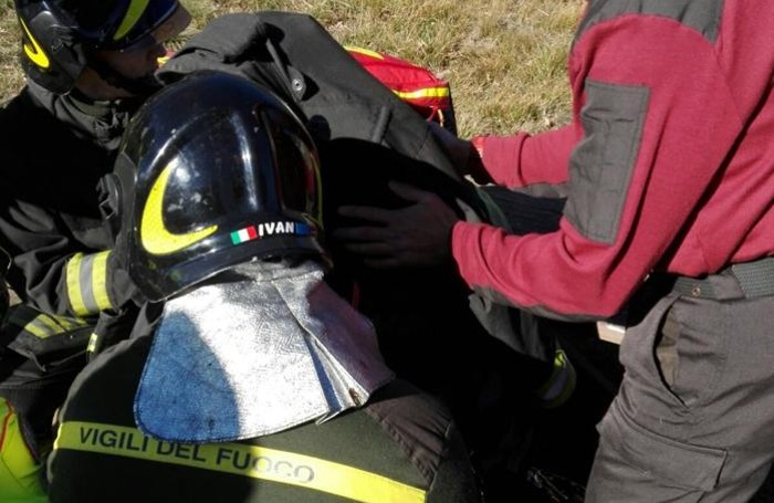 In sequenza l’intervento dei vigili del fuoco sull’uomo caduto nel lago a Endine