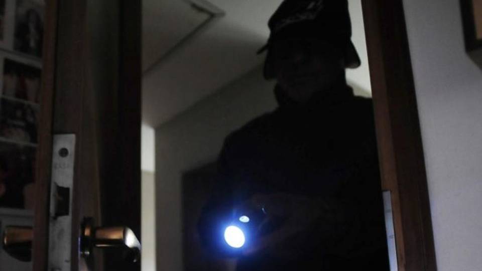 La ladra «gentile» colpisce ancora Raggirata e derubata anche una 84enne La ladra «gentile» colpisce ancora Raggirata e derubata anche una 84enne