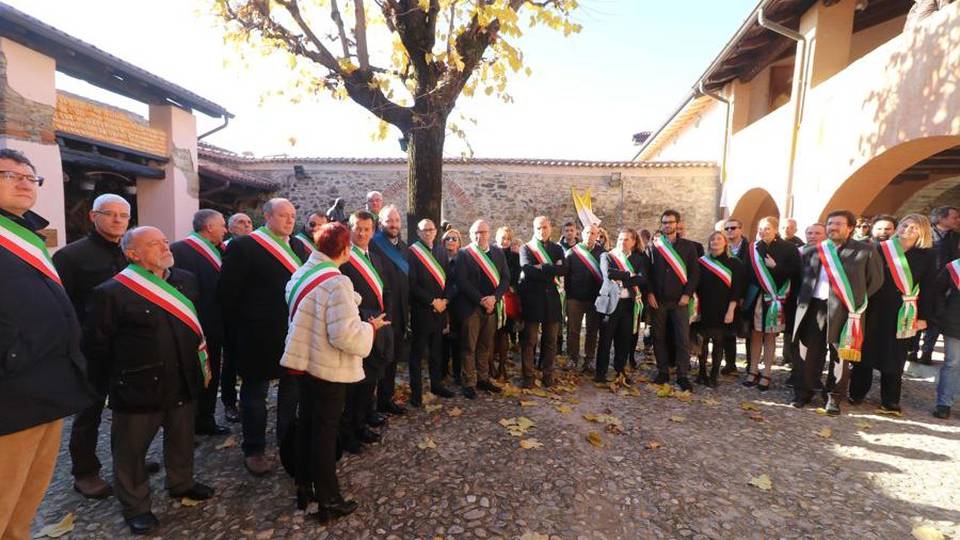 Lavoro, cibo ed accoglienza 43 Comuni contro la povertà Lavoro, cibo ed accoglienza 43 Comuni contro la povertà